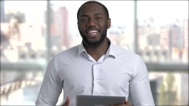 Siyah yakışıklı Yöneticisi'ni kullanarak dijital tablet.