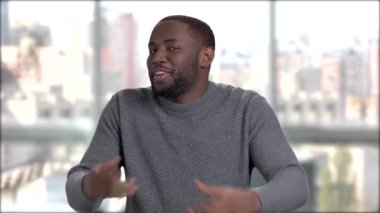 Neşeli Afro-Amerikan adam dans ediyor.