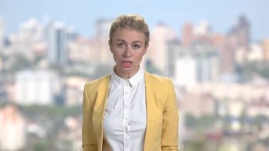 Arka plan bulanık üzerinde tahriş iş kadını.