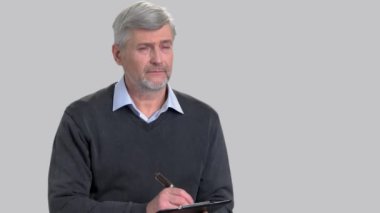 Panoya yazma emin olgun adam.