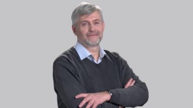 Kameraya bakarak adam kollarını çapraz.