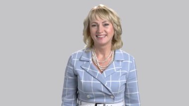 Gülümseyen yukarı işareti veren kadın.