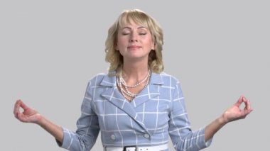 Güzel kadın meditasyon zen modunda sahip.