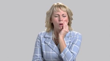 Olgun sarışın diş ağrısı muzdarip.