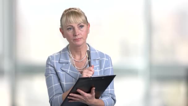 Supervisor feminino confiante com área de transferência preta . — Vídeo de Stock