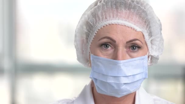 Ansikte av kvinna kirurg i ansiktsmask. — Stockvideo