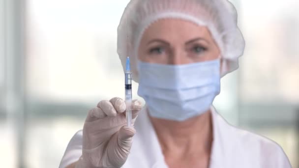 Kvinnlig läkare som förbereder sprutan för injektion. — Stockvideo