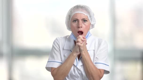 Verängstigte Ärztin Auf Verschwommenem Hintergrund Schockierte Verwirrte Ärztin Auf Abstraktem — Stockvideo