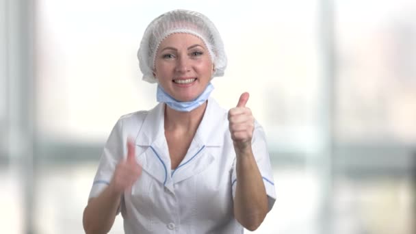 Cheerful woman surgeon giving two thumbs up. — Stock Video