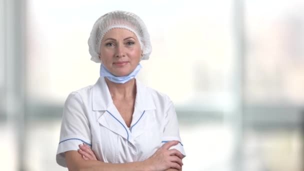 Amistosa mujer sonriente médico con los brazos cruzados . — Vídeos de Stock