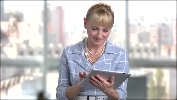 Mujer elegante usando tableta digital . — Vídeos de Stock