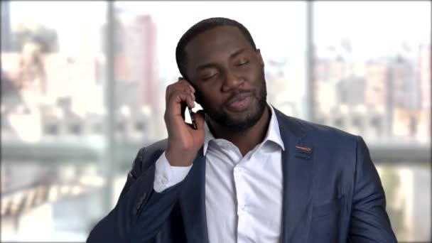 Радостный темнокожий бизнесмен разговаривает по телефону . — стоковое видео