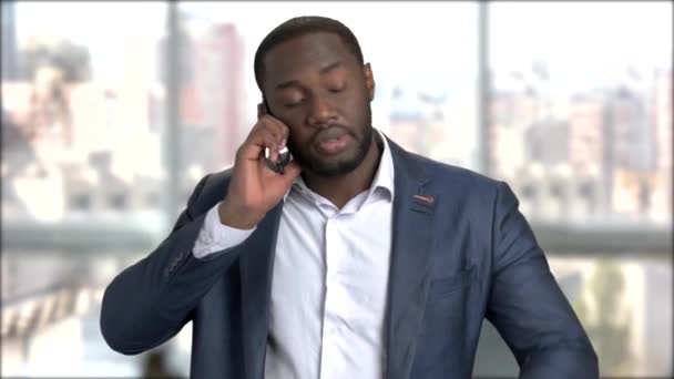 Homme d'affaires confiant parlant au téléphone . — Video