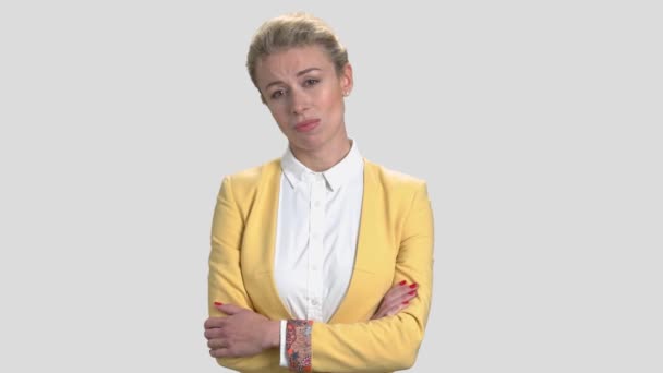 Unzufriedene Frau Mit Verschränkten Armen Hübsche Blondine Schlechter Laune Verschränkte — Stockvideo