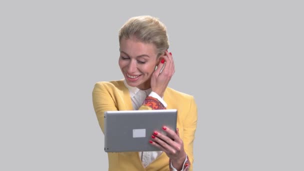 Schöne Geschäftsfrau mit Computer-Tablet. — Stockvideo