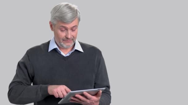 Homem maduro atraente usando tablet digital . — Vídeo de Stock