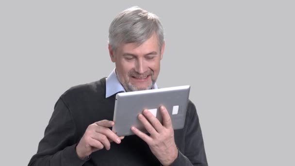 Gelukkig volwassen man praten via pc-tablet. — Stockvideo