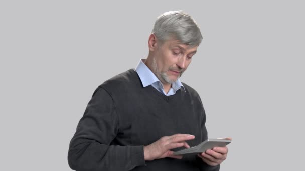 Hombre maduro seguro usando calculadora electrónica . — Vídeos de Stock