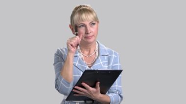 Pano ile Olgun kadın portresi.