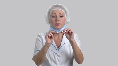 Kendine güvenen kadın doktor holding hapları.