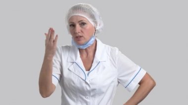 Tahriş olmuş kadın doktor portresi.