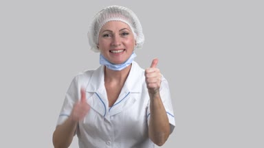 Çok kadın doktor başparmak yukarıya el hareketi.