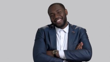 Silah ile gülümseyen Afro-Amerikan işadamı geçti.