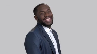 Gri arka plan üzerinde siyah çapkın işadamı.