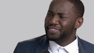 Mikrofon konuşma adamın yüzünü kapatmak.