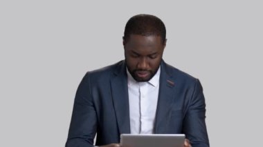 Siyah Yöneticisi PC tablet üzerinde oyun oynama.