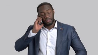 Telefon kullanarak ve kol saati üzerinde seyir işadamı.