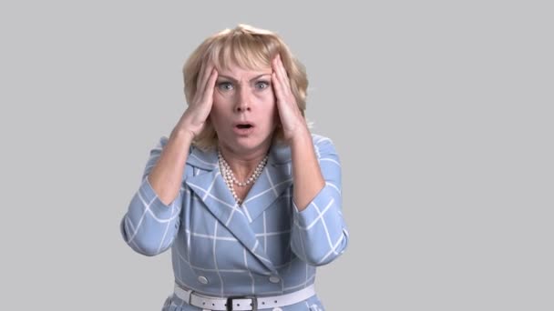 Mujer horrorizada conmocionada sobre fondo gris . — Vídeos de Stock