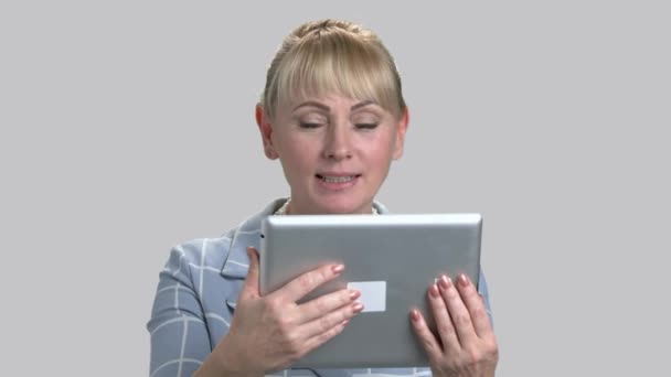 Mooie vrouw met behulp van digitale Tablet PC. — Stockvideo