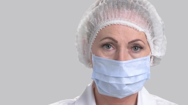 Medico donna in berretto e maschera . — Video Stock