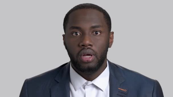 Обличчя шокованого підприємця на сірому фоні . — стокове відео