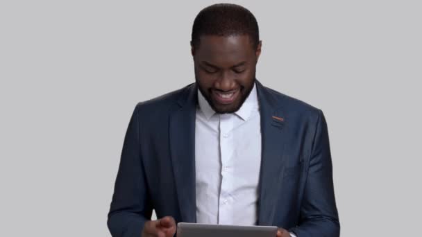 Homme d'affaires élégant utilisant une tablette numérique . — Video