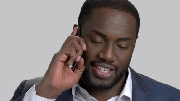Κοντινό μαύρο executive μιλάει στο τηλέφωνο. — Αρχείο Βίντεο