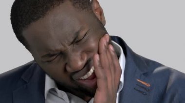 Adam diş ağrısı acı kadar kapatın.