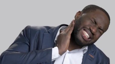 Afro-Amerikan adam boyun ağrısı acı.