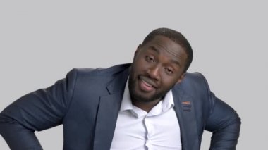 Koyu tenli işadamı ile ifade ile.