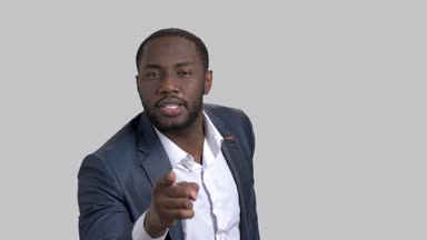 Tahriş olmuş Afro-Amerikan işadamı portresi.