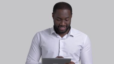 Neşeli Afro-Amerikan işadamı elektronik tablet kullanma.
