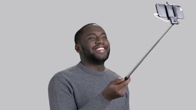 Yakışıklı olan selfie stick kullanarak.