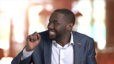 Arka plan bulanık üzerinde komik şovmen.