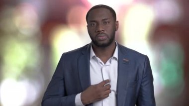 Yakışıklı Afro-Amerikan işadamı adjustuing gömleğini.
