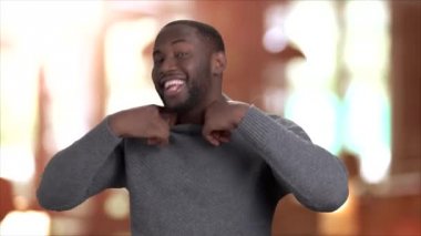 Afro-Amerikan çocuk üzerinde arka plan bulanık şarkı söylüyor.