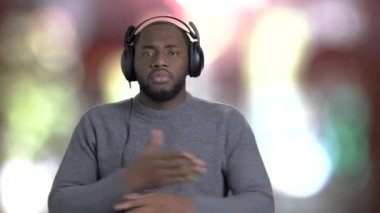 Adam kulaklık müzik.