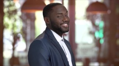 Arka plan bulanık üzerinde gülümseyen maço adam.