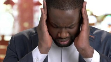 Depresif işadamı baş ağrısı acı kadar kapatın.