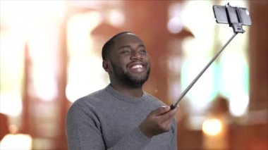 Neşeli adam selfie stick kullanarak.